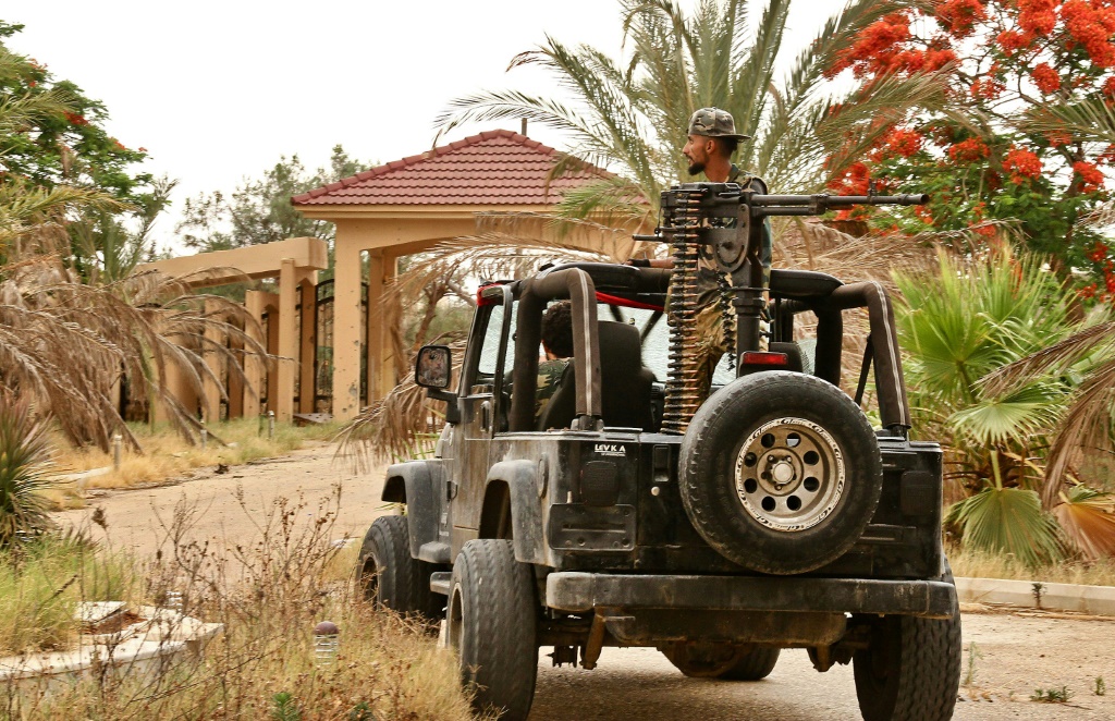 مقاتلون موالون لحكومة الوفاق الوطني في طرابلس خلال اشتباكات مع القوات الموالية للمشير خليفة حفتر في منطقة جنوب العاصمة الليبية طرابلس في 1 حزيران/يونيو 2020 (أ ف ب)