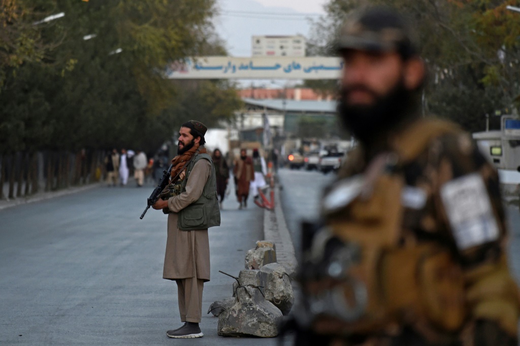  مقاتلون من طالبان يتولون الحراسة أمام مستشفى سردار محمد داود خان العسكري في كابول في 2 تشرين الثاني/نوفمبر 2021 (ا ف ب)
