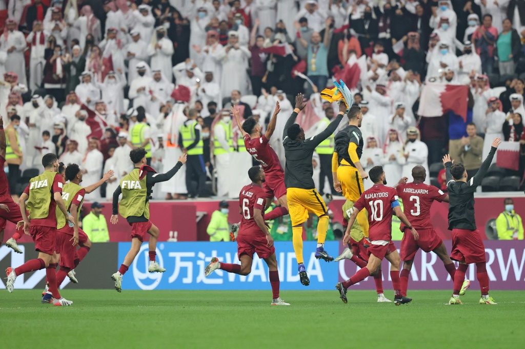 تحمل قطر لوحدها لواء الكرة الآسيوية في نصف نهائي كأس العرب على أرضها (ا ف ب)