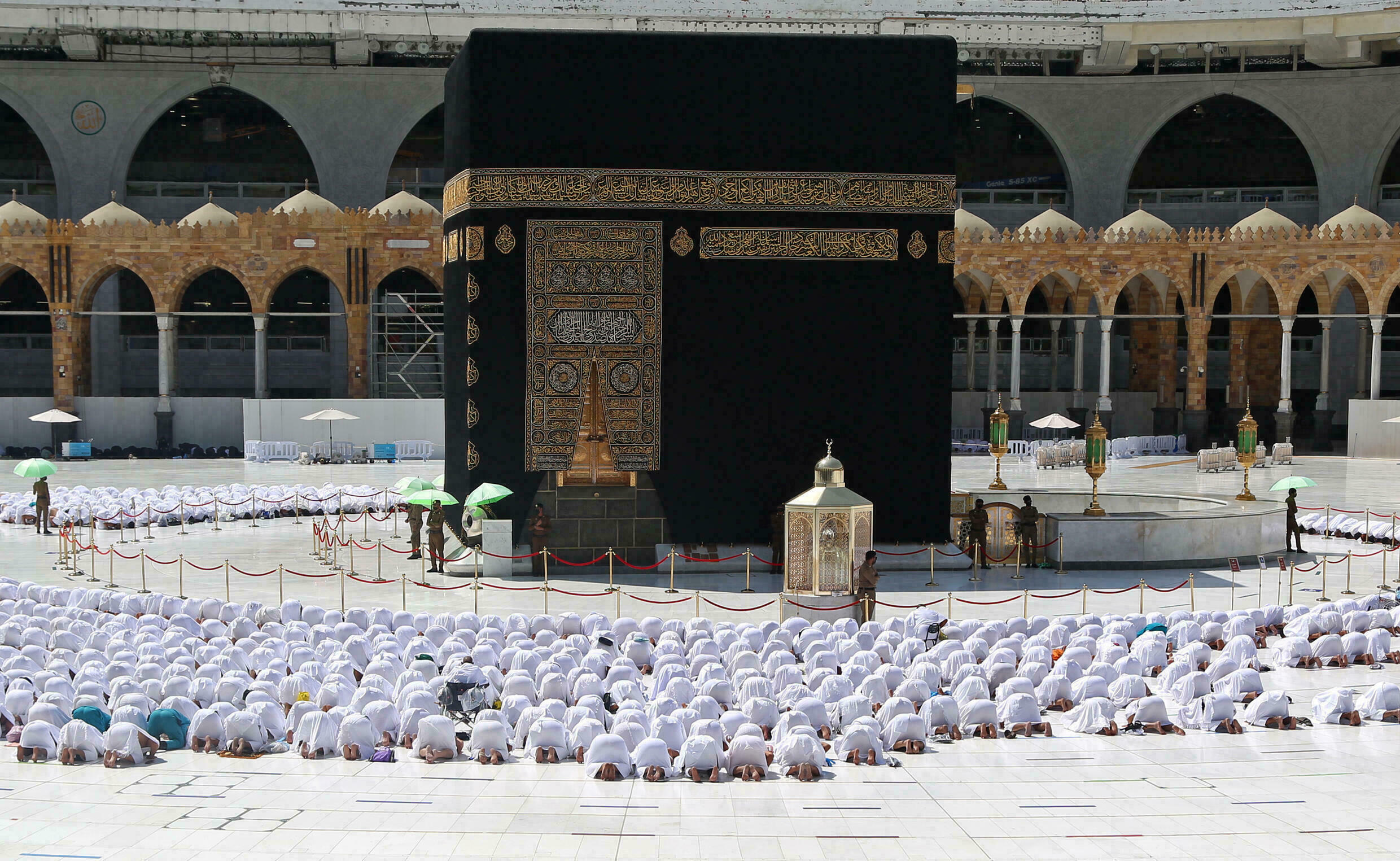 بعد تحديث الحالة الصحية يمكن حجز تصاريح العمرة والصلوات والزيارة  (أ ف ب)
