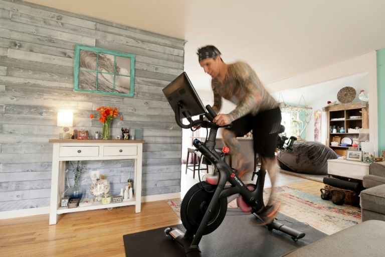 شخص يستخدم دراجة "بيلوتون" الرياضية المنزلية في بريك بولاية نيو جيرزي الأميركية (ا ف ب)