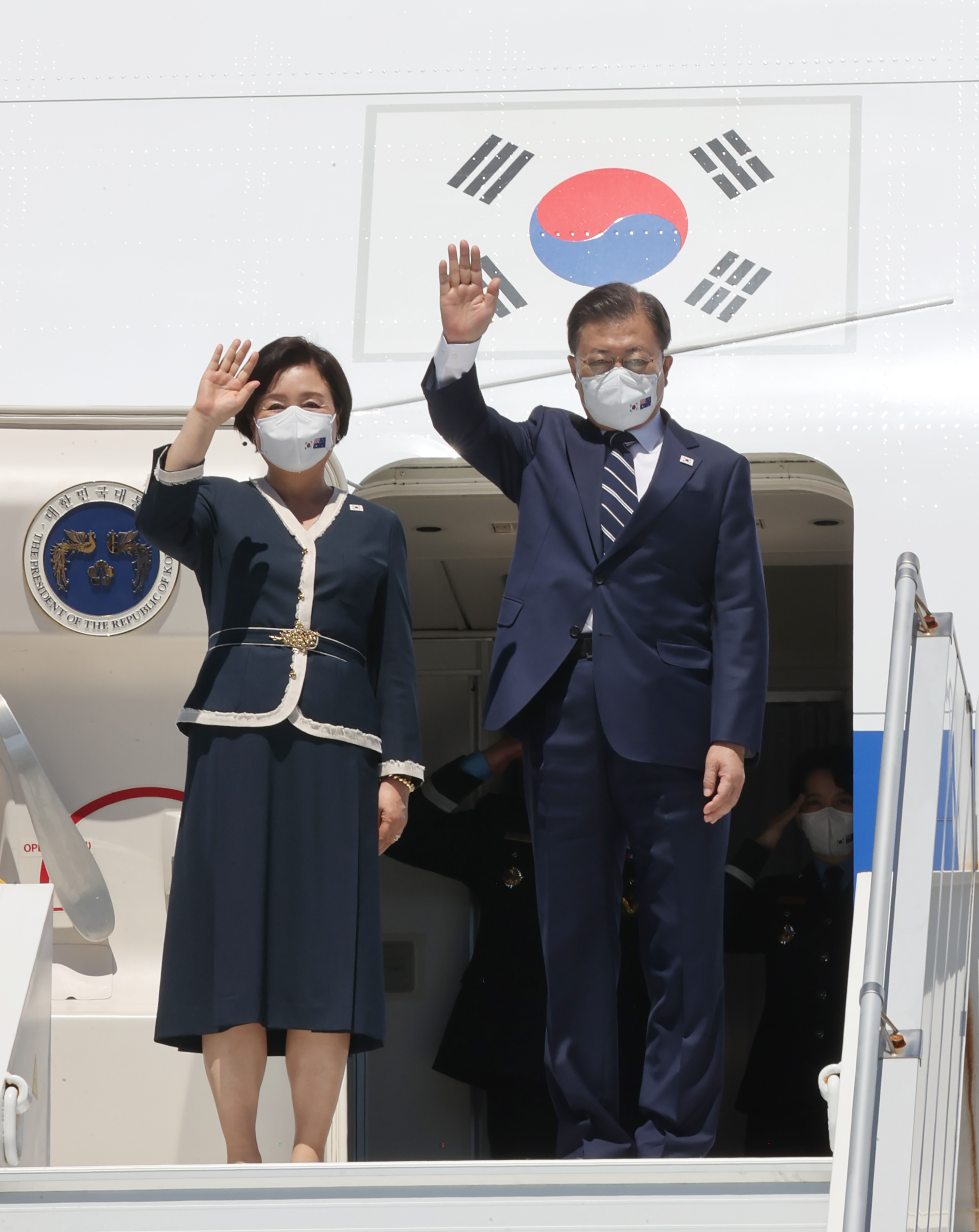 رئيس كوريا الجنوبية مون جيه-إن وزوجته كيم جونغ سوك يلوحان في مطار سيدني كينغسفورد سميث(د ب أ)