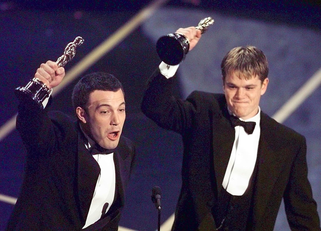 بن أفليك مات ديمون يحملان في 23 مارس 1998 جائزة أوسكار (ا ف ب)