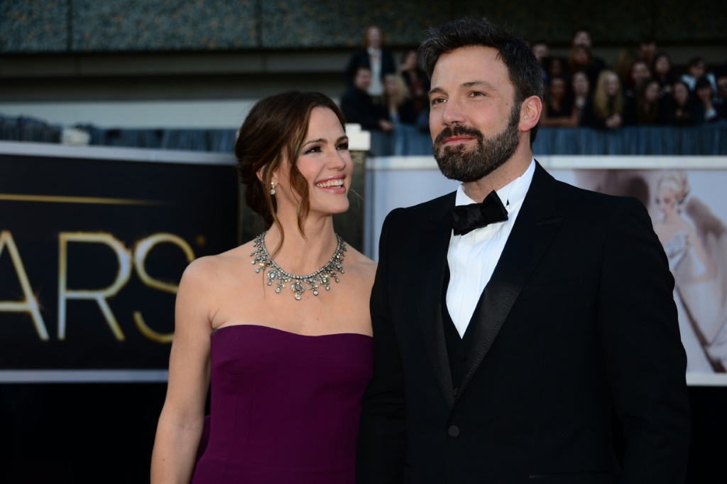 بن أفليك مع زوجته الممثلة جنيفر غارنر في 24  فبراير 2013 (ا ف ب)