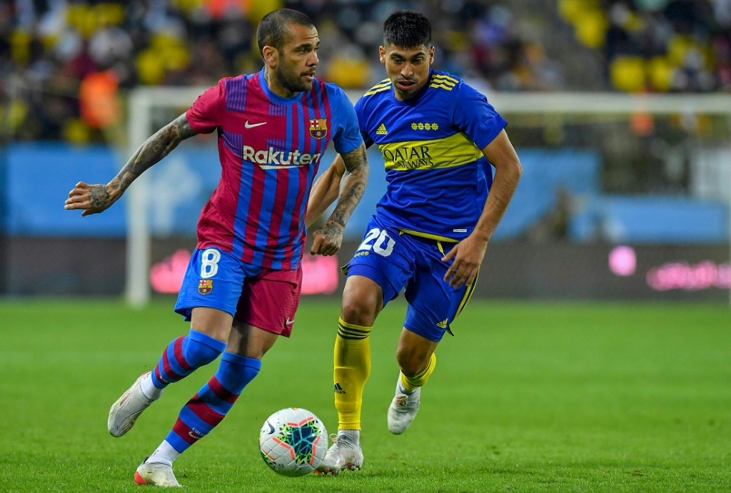 البرازيلي ألفيش خلال مباراة "كأس مارادونا" الودية بين فريقه برشلونة الاسباني وبوكا جونيورز الارجنتيني (ا ف ب)