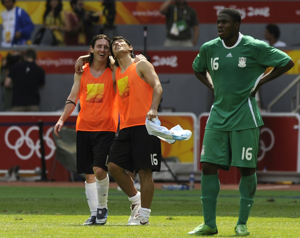 أغويرو وميسي يحتفلان بالفوز على نيجيريا للفوز بذهبية أولمبياد بكين عام 2008 (ا ف ب)