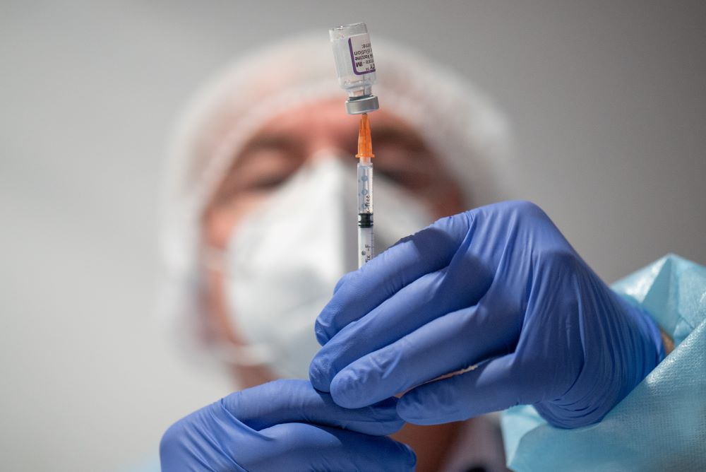  طبيب يسحب لقاح Biontech Comirnaty إلى حقنة خلال حملة التطعيم DRK.(د ب أ)