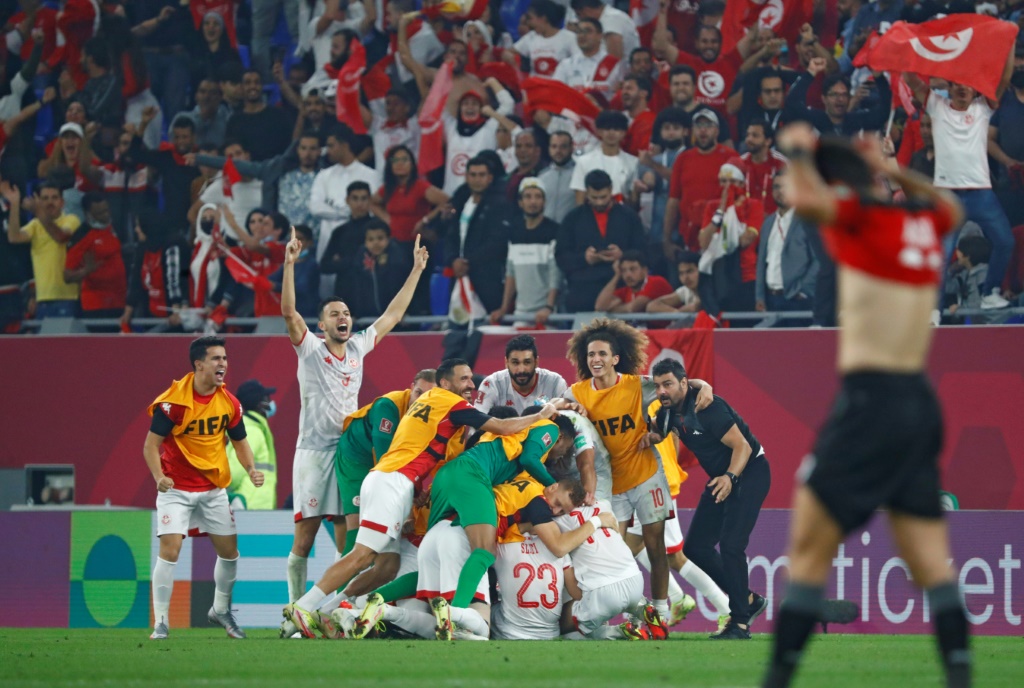 لاعبو تونس يحتفلون بعد الهدف الحاسم في مرمى مصر (ا ف ب)