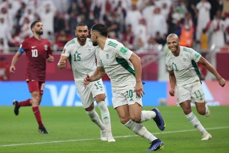 الجزائري يوسف بلايلي يحتفل بتسجيل الهدف الثاني لمنتخب بلاده في مرمى قطر في نصف نهائي كأس العرب على ملعب الثمامة بالعاصمة القطرية الدوحة في 15 كانون الأول/ديسمبر 2021 ( ا ف ب)