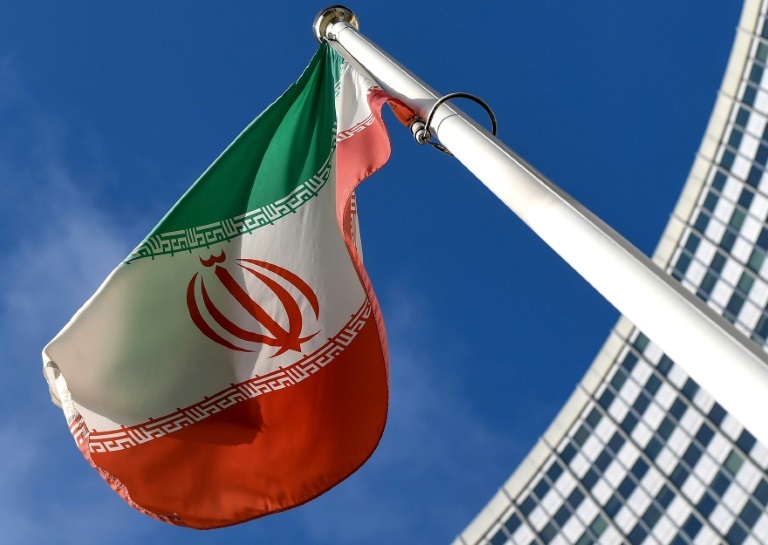 علم إيران خارج مقر الوكالة الدولية للطاقة الذرية في فيينا خلال اجتماع مجلس حكام الوكالة في 1مارس2021 (ا ف ب)