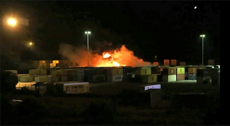 لقطة من الشاشة من مقطع فيديو نشرته وكالة الأنباء السورية الرسمية "سانا" في 7 كانون الأول/ديسمبر 2021 تُظهر النيران قرب حاويات في مرفأ اللاذقية في سوريا(ا ف ب)