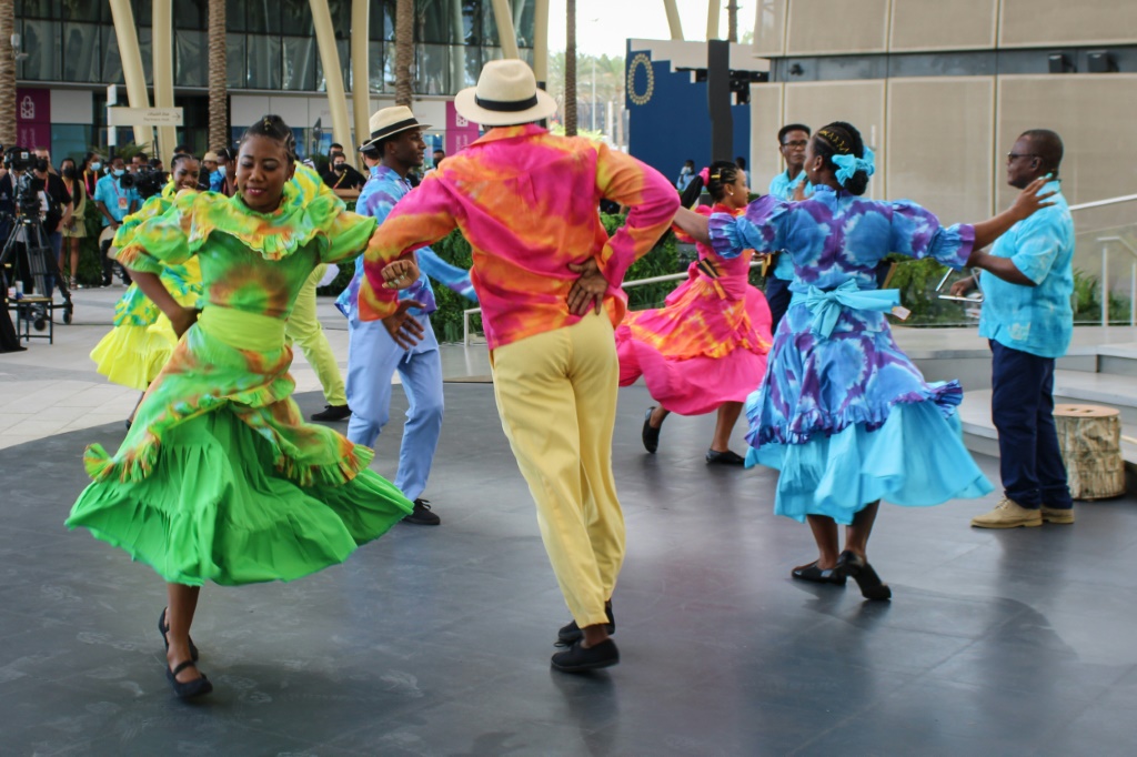 راقصون يؤدون رقصة "موتيا" التقليدية في جزر سيشيل خلال معرض "إكسبو 2020" في دبي (ا ف ب)