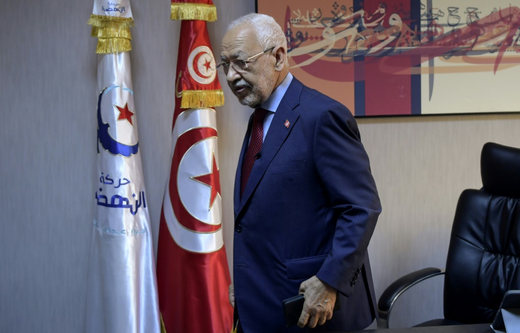 صورة لرئيس البرلمان التونسي المجمدة أعماله زعيم حزب النهضة راشد الغنوشي في مكتبه خلال مقابلة مع وكالة فرانس برس في تونس في 23 أيلول/سبتمبر 2021 (أ ف ب)   