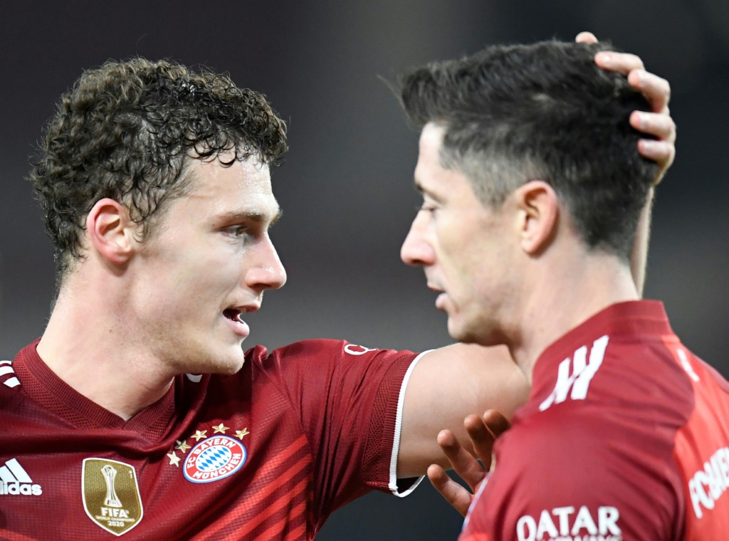 سجل ليفاندوفسكي 42 هدفًا في الدوري الالماني في عام 2021 (ا ف ب)
