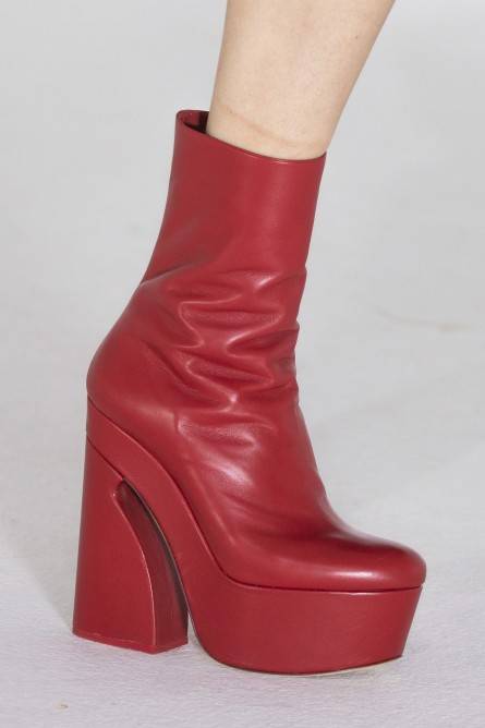 حذاء باللون الأحمر من جيامباتيستا فالي Giambattista Valli