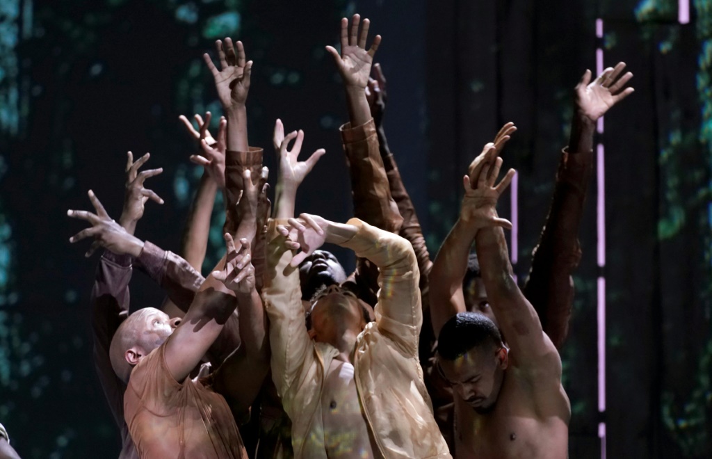 راقصون على المسرح في 24 سبتمبر 2021 في نيويورك خلال تمرين على مسرحية أوبرالية (ا ف ب)