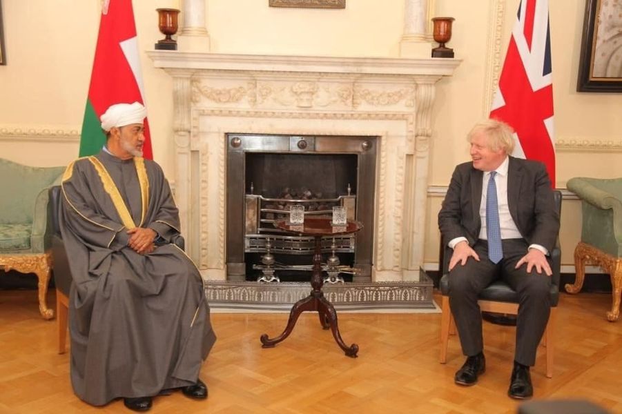 السلطان هيثم بن طارق  يلتقي بوريس جونسون رئيس وزراء المملكة المتحدة في  المقر الرسمي لرئيس الوزراء بالعاصمة البريطانية لندن.مصدر الصورة: الموقع الرسمي لوكالة الأنباء العمانية فيس بوك