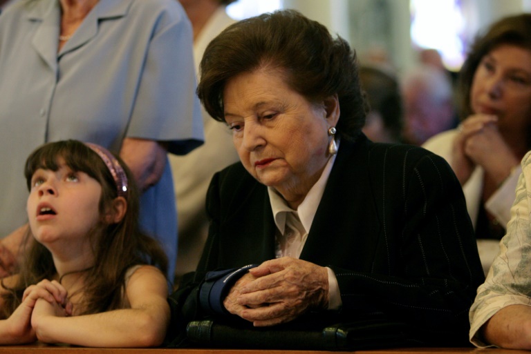 لوسيا هيريارت أرملة الرئيس التشيلي السابق أوغوستو بينوشيه في 11 كانون الأول/ديسمبر 2007 في كنيسة في سانتياغو(  اف ب )