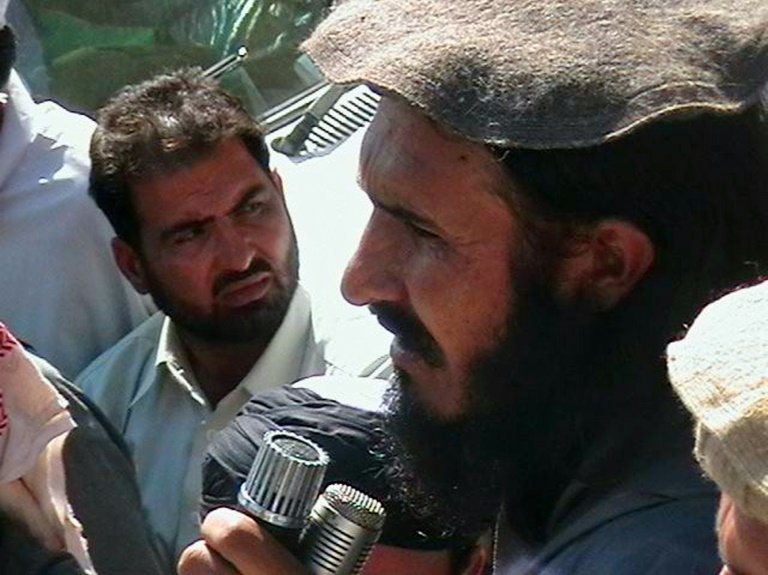 صورة غير مؤرخة لزعيم طالبان الباكستاني الكبير مولفي فقير محمد (يرتدي قبعة) (ا ف ب)