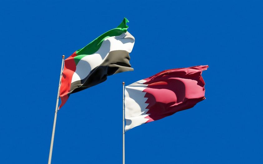 العلمان الإماراتي والقطري يرفرفان (وام)