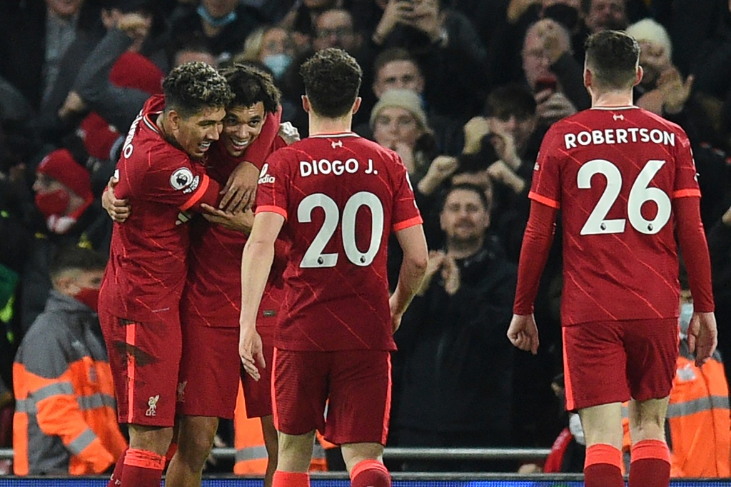 لاعبو ليفربول يحتفلون بالفوز على نيوكاسل 3-1 في الدوري الانكليزي (ا ف ب)