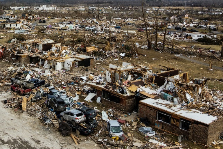 دمار هائل في دوسن سبرينغز، إحدى أكثر المدن تضررا جراء الأعاصير التي ضربت ولاية كنتاكي ومناطق أميركية مجاورة، في 14 كانون الأول/ديسمبر 2021 (ا ف ب)