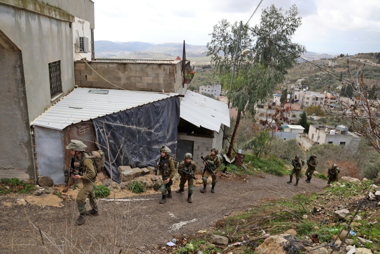 قوات اسرائيلية في قرية برقة الفلسطينية في الضفة الغربية المحتلة اثر ورود تقارير عن هجمات نفذها مستوطنون(ا ف ب)
