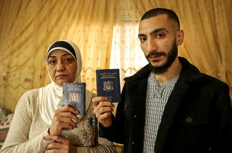   اللاجئان السوريان لينا مصطفى حسون وابنها نوراس ديب  (ا ف ب)