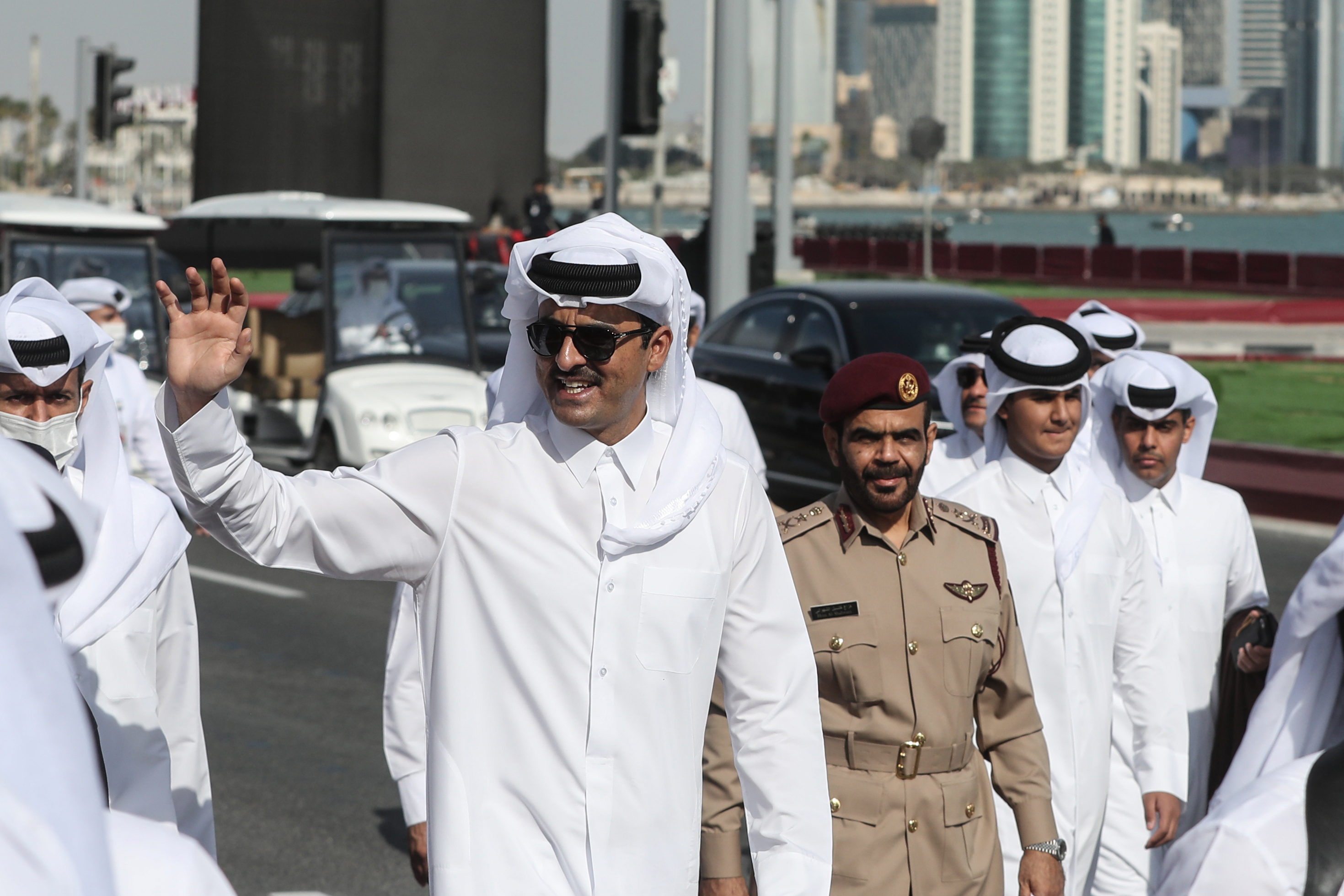 أمير قطر تميم بن حمد آل ثاني (C) يصل لحضور عرض عسكري للاحتفال باليوم الوطني القطري(دب أ)