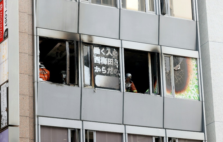 عناصر إطفاء داخل مبنى في مدينة أوساكا في غرب اليابان إثر إخماد حريق اندلع فيه صباح 17 ك1/ديسمبر 2021.(أ ف ب)
