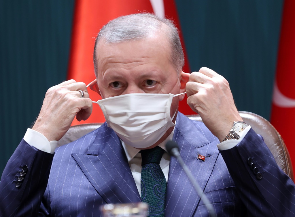 الرئيس التركي رجب طيب اردوغان خلال احتفال حضره ولي عهد أبو ظبي الشيخ محمد بن زايد آل نهيان في 24 تشرين الثاني/نوفمبر 2021 (أ ف ب)