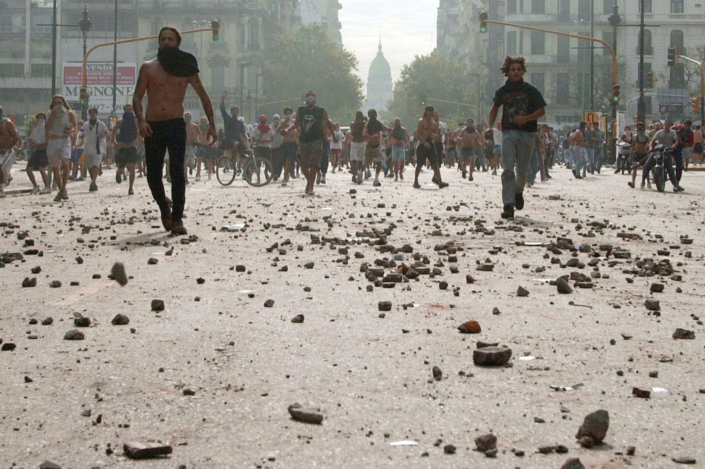صورة مؤرخة في 20 اكتوبر 2001 لمتظاهرين في شوارع بوينوس ايرس (ا ف ب)