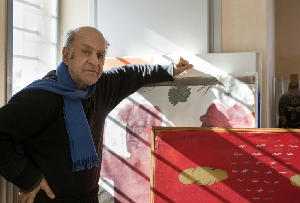 الفنان اليوناني أليكوس فاسيانوس إلى جانب عدد من أعماله في منزله في أثينا في 18 يناير 2018 (ا ف ب)
