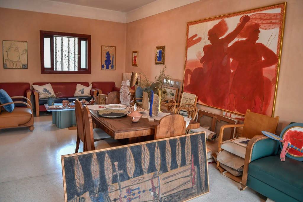 قطع فنية وقطع أثات من تصميم الفنان اليوناني المعاصر أليكوس فاسيانوس وتنفيذه في منزله بأثينا في 29 سبتمبر 2021 (ا ف ب)