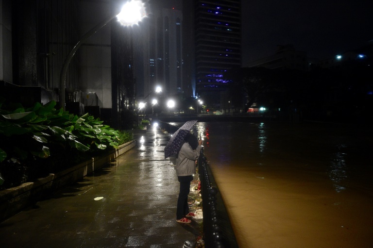صورة مؤرخة في 19 كانون الاول/ديسمبر 2021 تظهر ارتفاع مستوى نهر كلانغ بسبب الامطار الغزيرة في كوالالمبور(أ ف ب)
