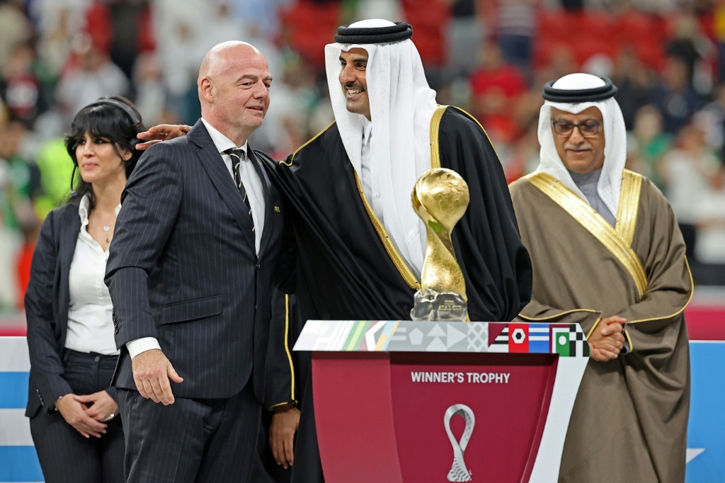 رئيس فيفا جاني إنفانتينو إلى يمين أمير قطر تميم بن حمد آل ثاني الذي شاهد مباراتين في اليوم نفسه في 18 ديسمبر 2021 (ا ف ب)