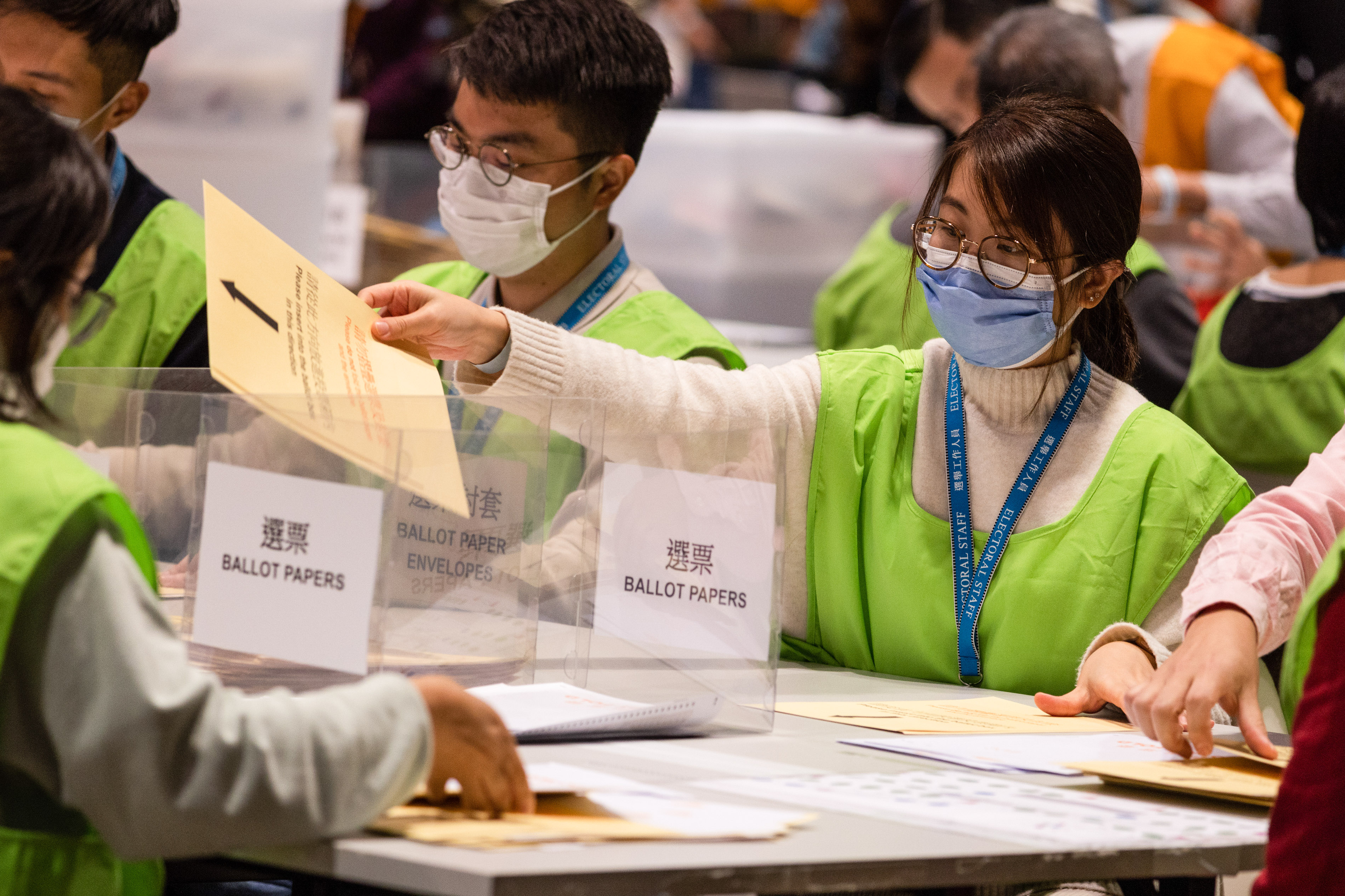 هونغ كونغ: مسؤولو الاقتراع يحصون الأصوات خلال الانتخابات العامة للمجلس التشريعي لعام 2021(د ب أ)