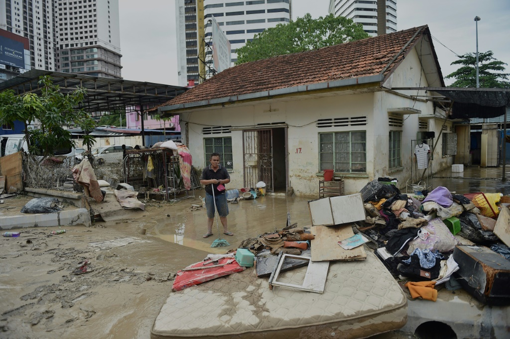 تعرضت ولاية سيلانجور الأغنى والأكثر اكتظاظًا بالسكان في ماليزيا ، والتي تحيط بالعاصمة كوالالمبور ، لفيضانات شديدة (أ ف ب)