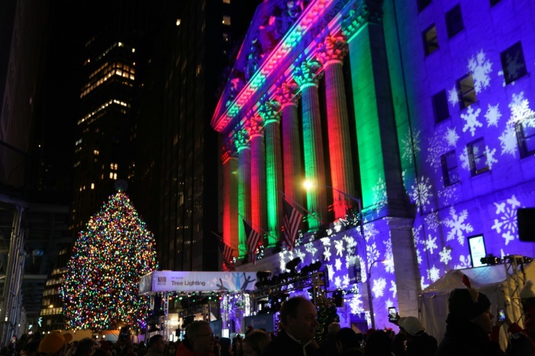واجهة بورصة نيويورك مزينة لمناسبة عيد الميلاد في 1 كانون الأول/ديسمبر 2021 (ا ف ب)