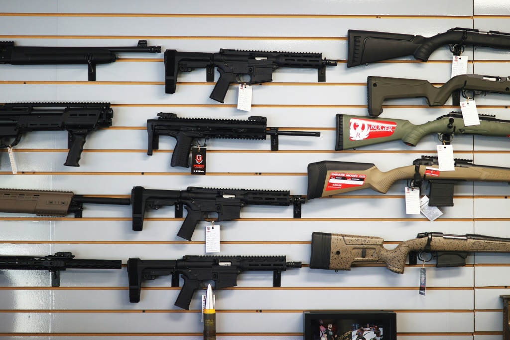 أسلحة معروضة للبيع معلقة على الحائط في WEX Gunworks في ديلراي بيتش فلوريدا (ا ف ب)