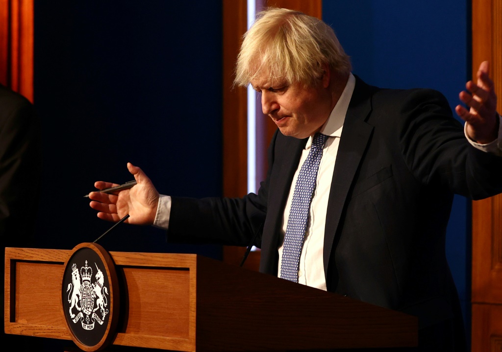 رئيس الوزراء البريطاني بوريس جونسون يعقد مؤتمرًا صحافيًا للتطرق إلى أحدث تطورات جائحة كوفيد-19 (ا ف ب)