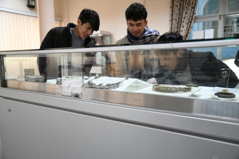 زوار شباب في متحف أفغانستان الوطني في كابول في 12 كانون الأول/ديسمبر 2021(ا ف ب)   