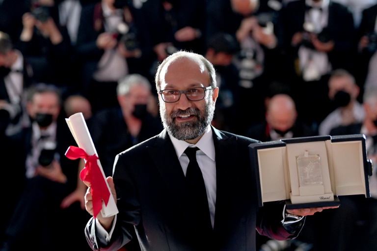 المخرج الإيراني أصغر فرهادي بعيد تتويجه بالجائزة الكبرى في مهرجان كان السينمائي في 17 تموز/يوليو 2021(ا ف ب)   
