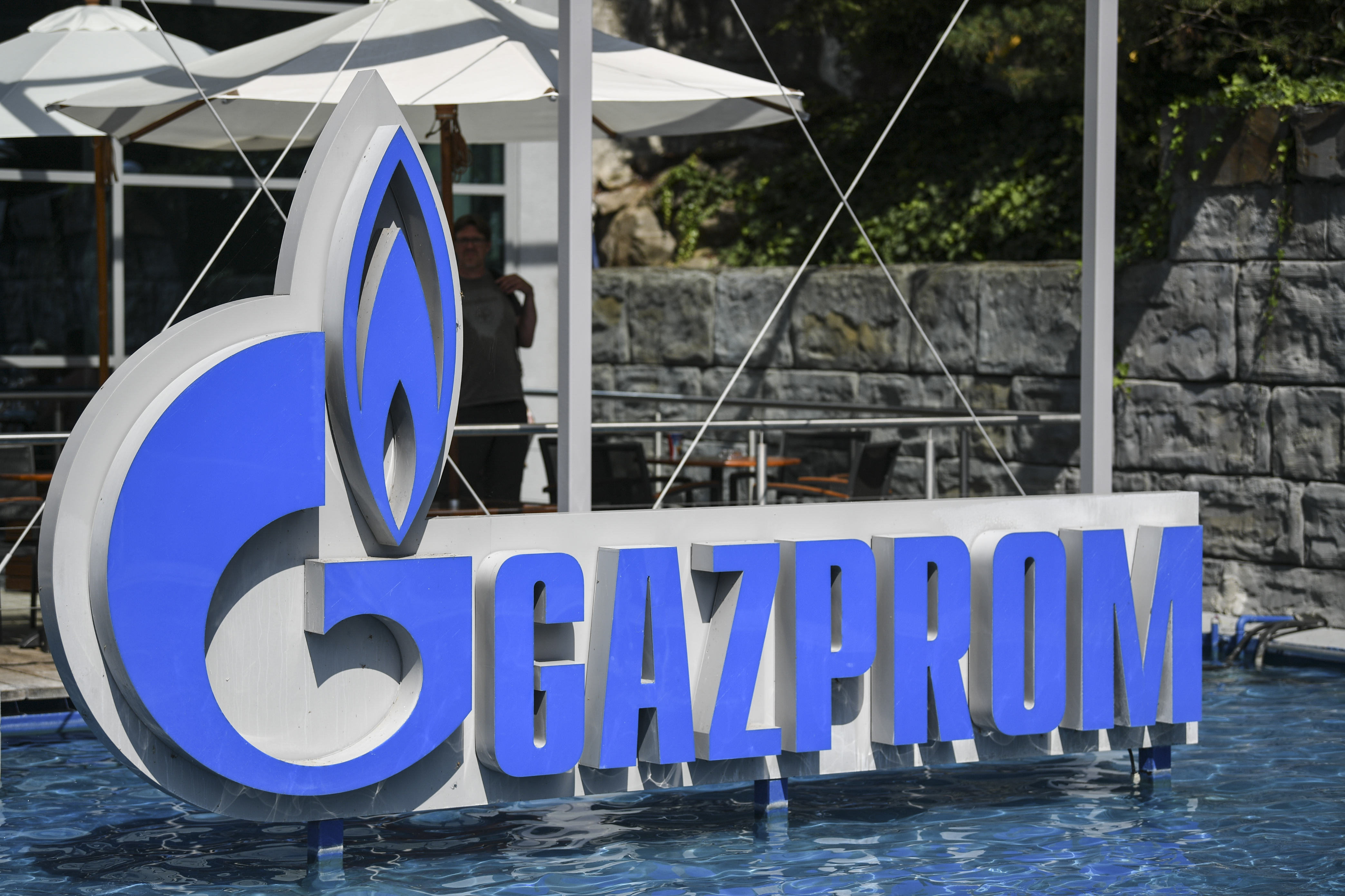 يمكن رؤية شعار مورد الطاقة الروسي "Gazprom" في حوض مياه في Europa-Park(د ب أ)