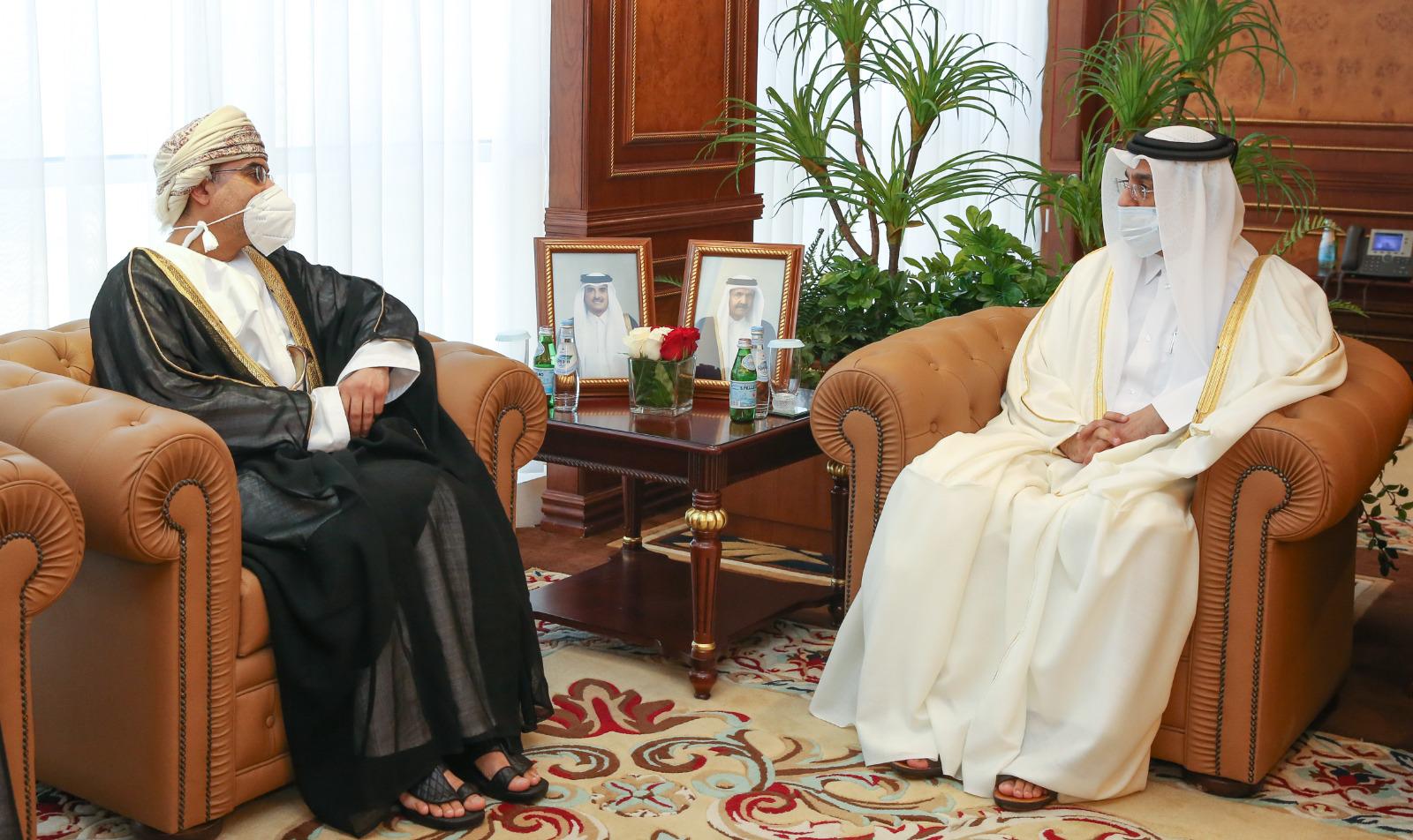 وزير العمل يجتمع مع وكيل وزارة العمل بسلطنة عمان(قنا)