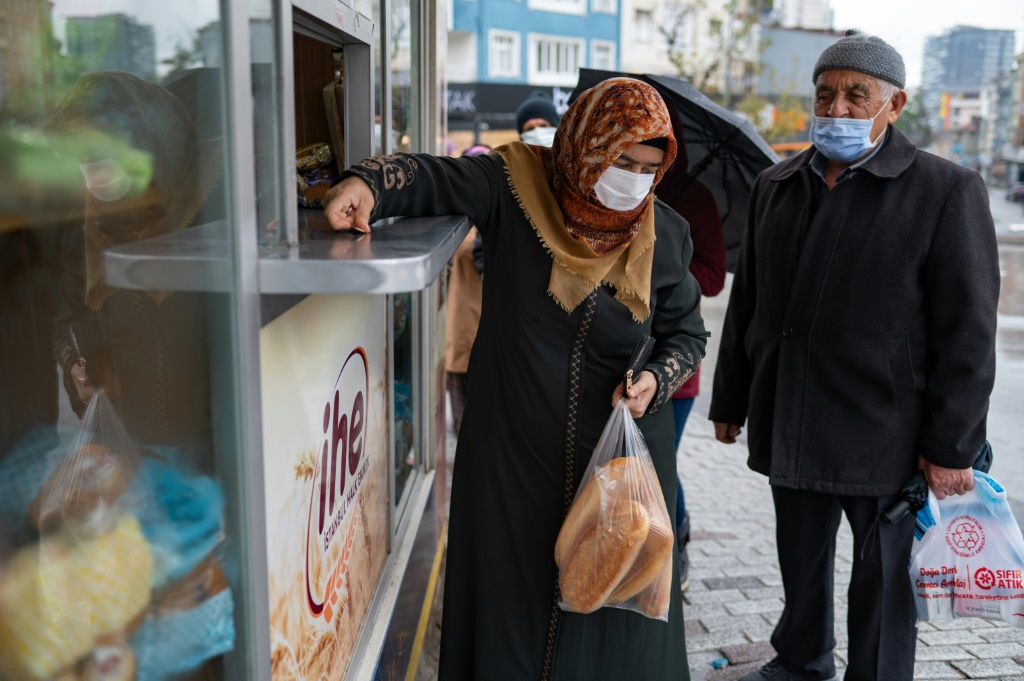 يتوقع الاقتصاديون أن يتضاعف معدل التضخم السنوي في تركيا تقريبًا من نسبة 21٪ الحالية في الأشهر القليلة المقبلة (أ ف ب)