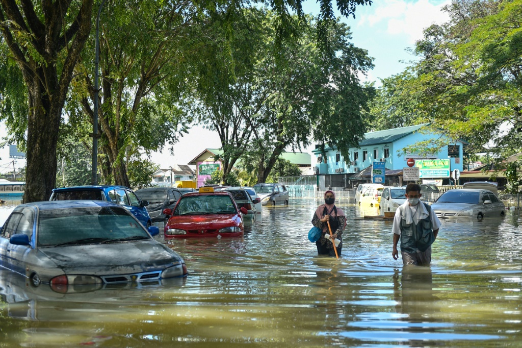 تسببت أسوأ فيضانات في ماليزيا منذ سنوات في أضرار واسعة النطاق ، بما في ذلك ولاية سيلانجور المكتظة بالسكان (ا ف ب)