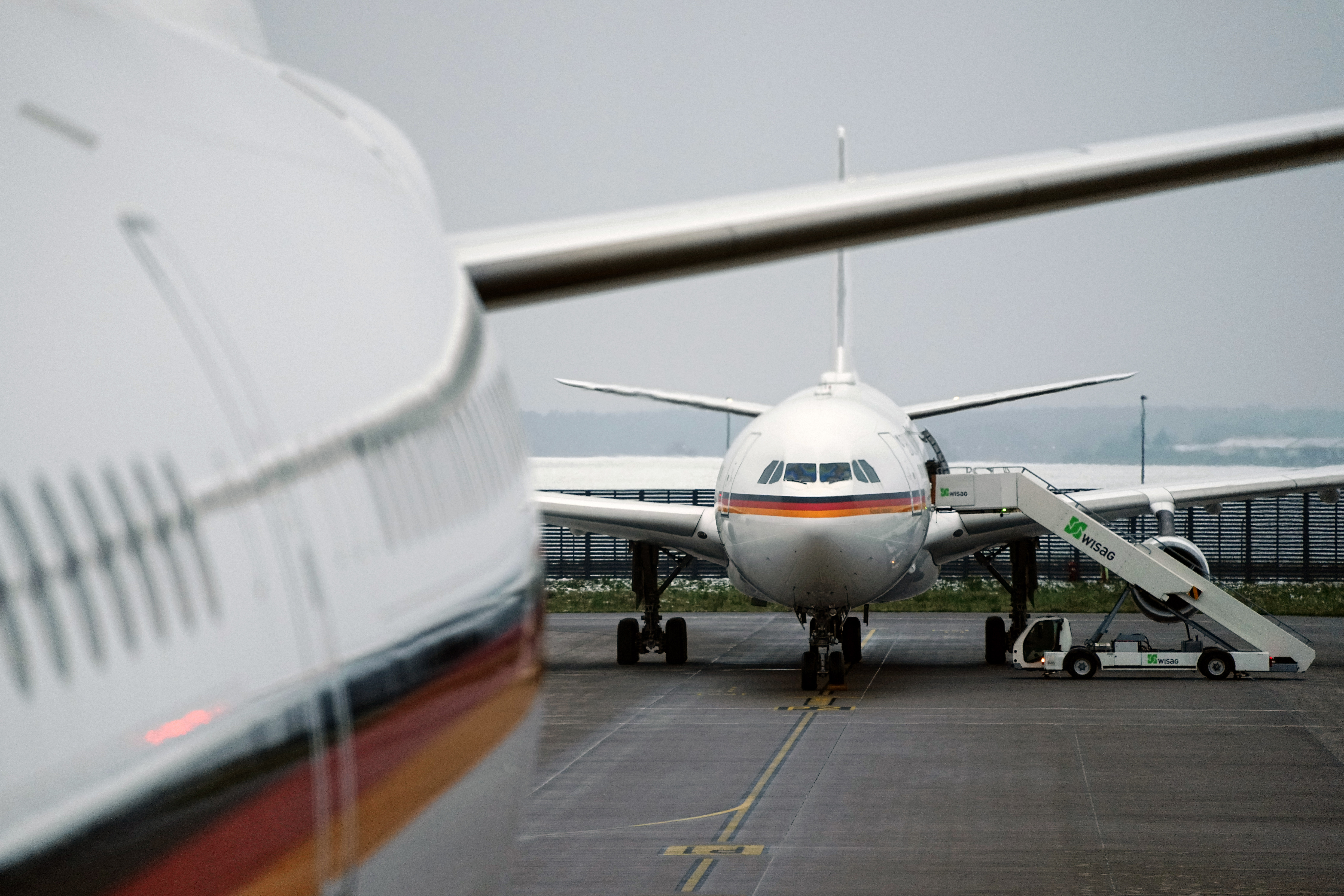 شونفيلد: طائرتان من طراز إيرباص A340 تابعتان للقوات الجوية متوقفتان في مطار بير(د ب أ)