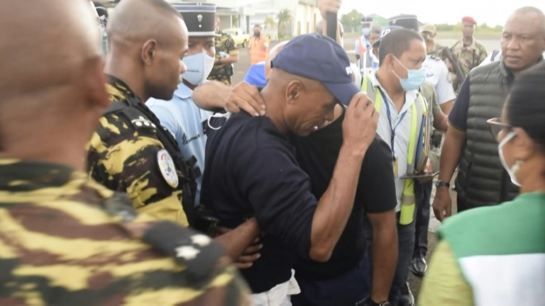 صورة للجنرال سيرج جيل (وسط) وزير الدولة للشؤون الأمنية وهو يلتقي ناجيين من تحطم مروحية بعدما سبحا 12 ساعة حتى الشاطئ الشمالي الشرقي لمدغشقر(اف ب)