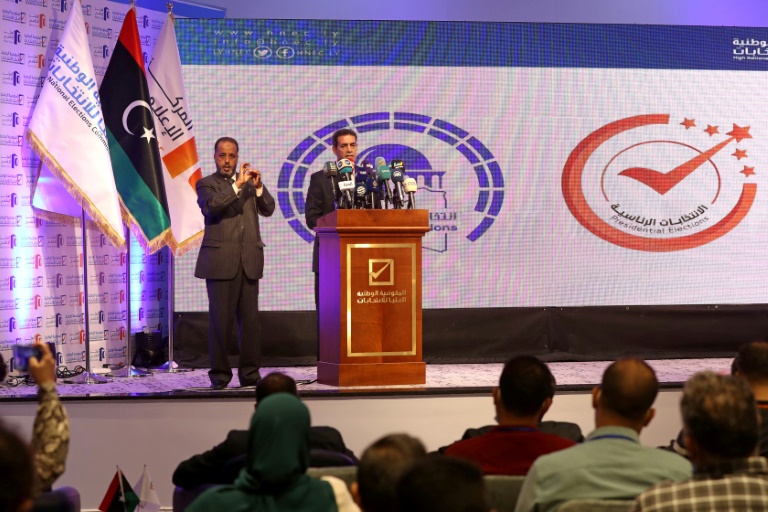عماد السايح رئيس المفوضية الوطنية العليا للانتخابات في ليبيا يعقد مؤتمرا صحفيا في طرابلس في 24 تشرين الأول/أكتوبر 2021(اف ب)